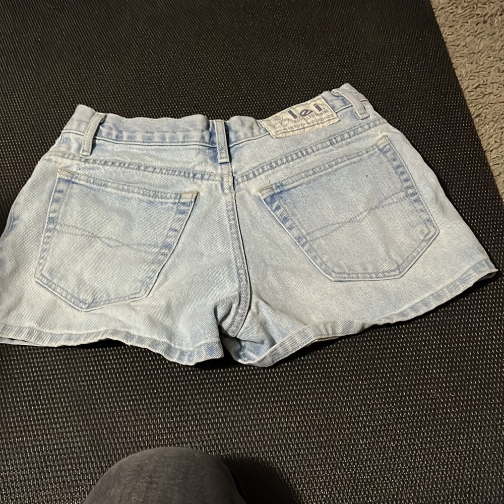 Short shorts - Picture 4 of 4
